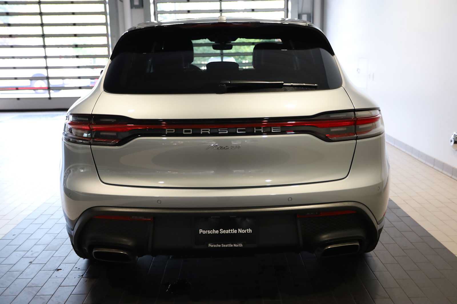 Used 2025 Porsche Macan AWD/4WD image 6