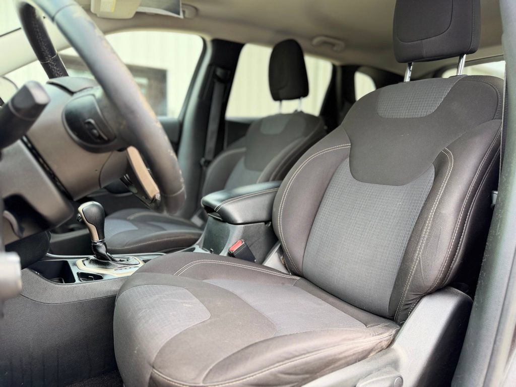 Used 2015 Jeep Cherokee Latitude FWD image 12