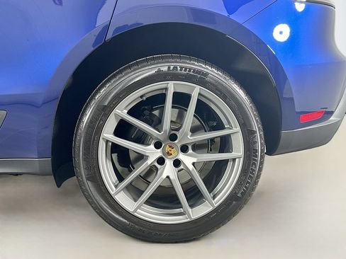 Certified 2025 Porsche Macan AWD/4WD image 33