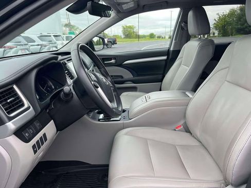 Used 2019 Toyota Highlander XLE AWD/4WD image 29