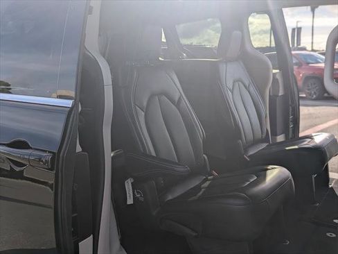 Certified 2023 Chrysler Pacifica Touring-L image 14