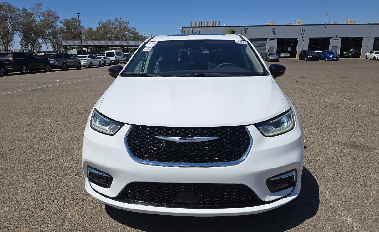 Used 2024 Chrysler Pacifica Limited FWD image 6