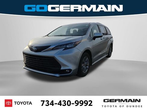 Used 2025 Toyota Sienna XLE image 1