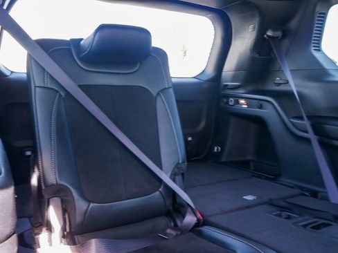 Used 2023 Jeep Grand Cherokee L Laredo image 16