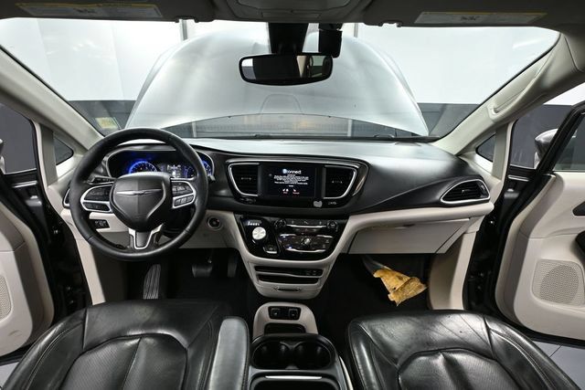 Used 2020 Chrysler Pacifica Touring-L FWD image 18