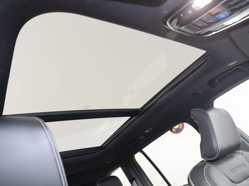 Used 2024 Jeep Grand Cherokee Overland w/ Luxury Tech Group IV image 12