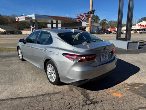 Used 2020 Toyota Camry LE image 8
