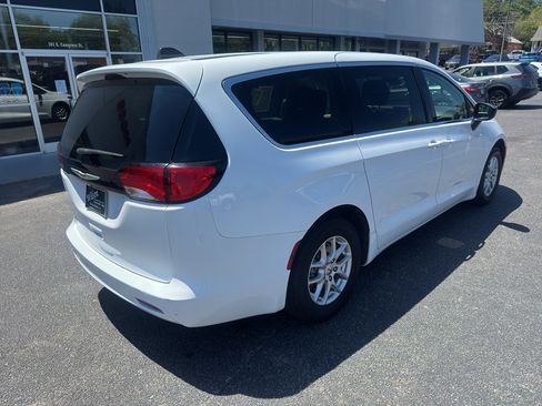 Used 2024 Chrysler Voyager LX FWD image 9