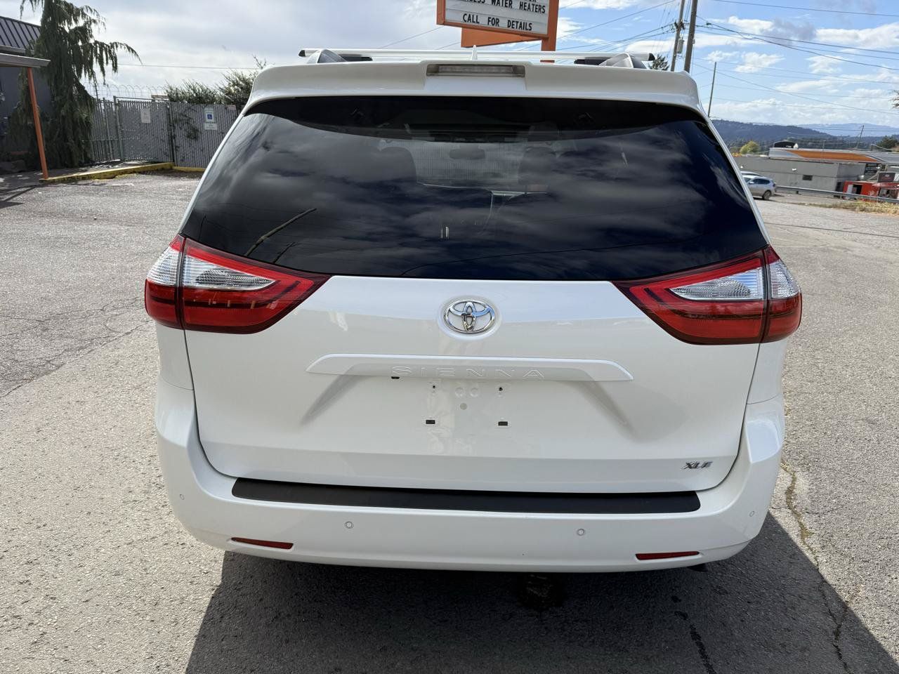 Used 2018 Toyota Sienna XLE w/ XLE Navigation Package FWD image 6