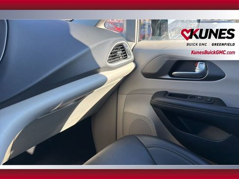 Used 2024 Chrysler Pacifica Touring-L FWD image 29