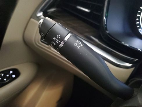 Used 2018 Cadillac XT5 FWD image 27