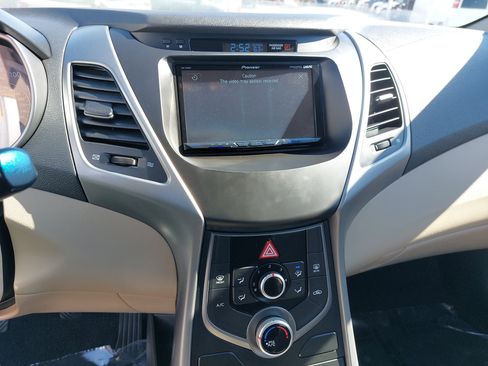 Used 2014 Hyundai Elantra SE image 20