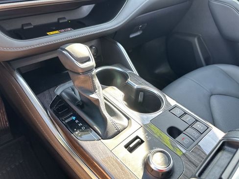 Used 2025 Toyota Highlander Platinum image 28