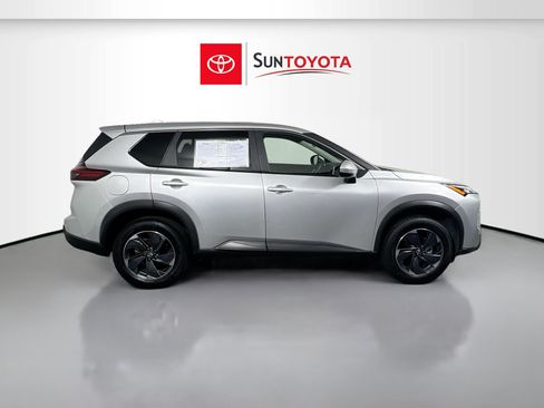 Used 2025 Nissan Rogue SV FWD image 2
