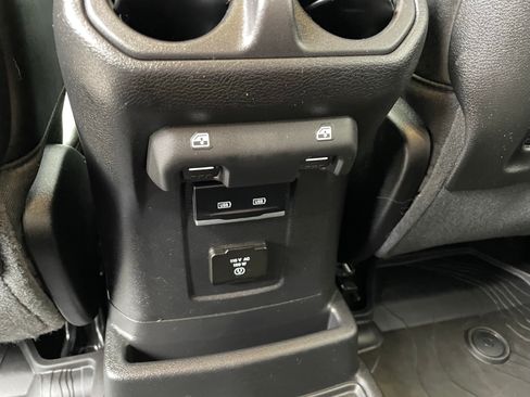 Used 2024 Jeep Wrangler Unlimited Rubicon AWD/4WD image 30