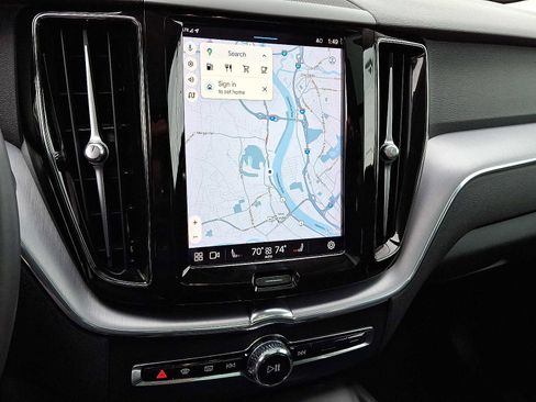 Used 2022 Volvo XC60 B5 Momentum image 19