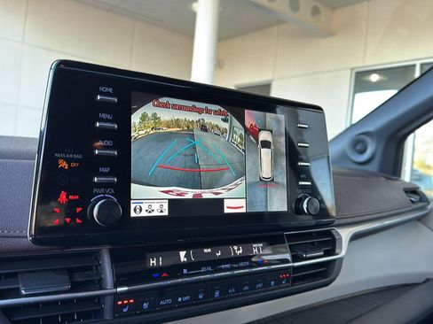 Used 2024 Toyota Sienna Platinum image 21