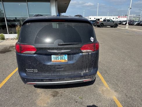 Used 2020 Chrysler Pacifica Touring-L FWD image 4