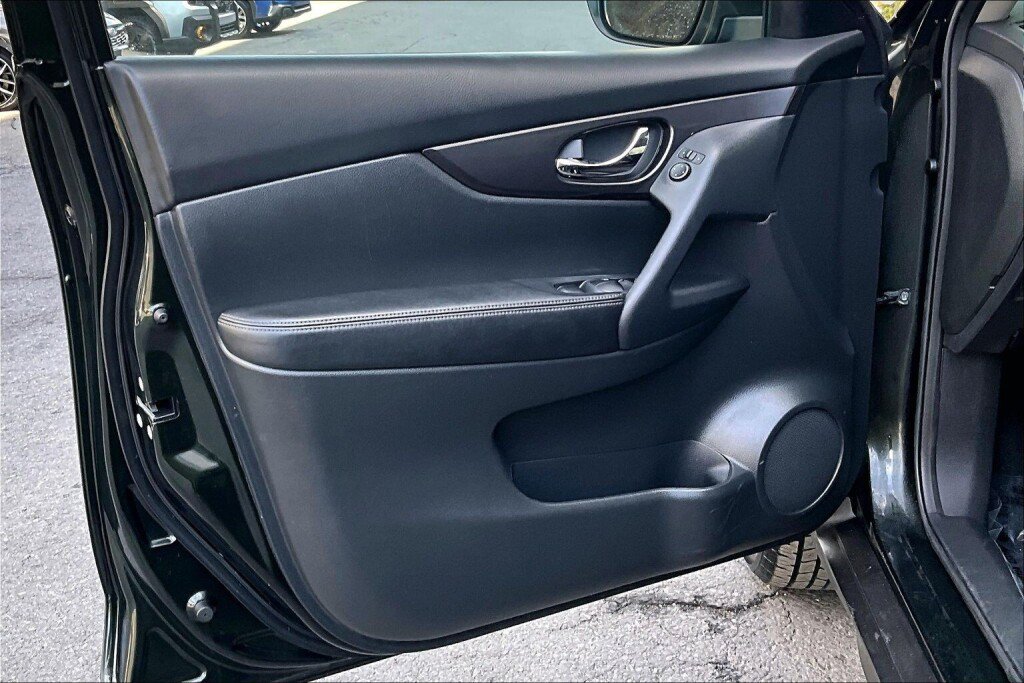Used 2020 Nissan Rogue SV AWD/4WD image 12