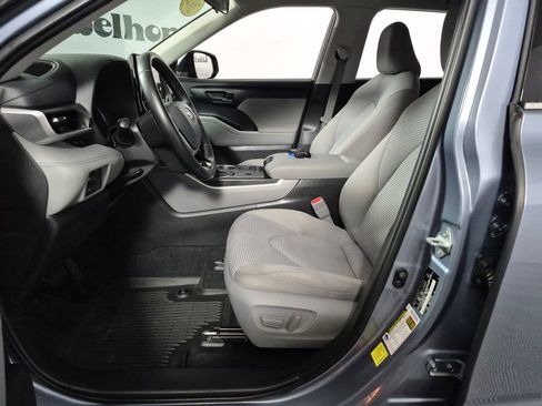 Used 2021 Toyota Highlander LE AWD/4WD image 9
