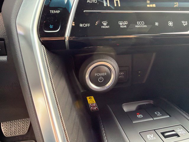 Used 2024 Toyota Venza XLE AWD/4WD image 19