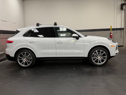Used 2022 Porsche Cayenne E-Hybrid w/ Premium Package AWD/4WD image 5
