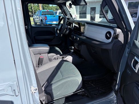 Used 2024 Jeep Wrangler Sport S image 21
