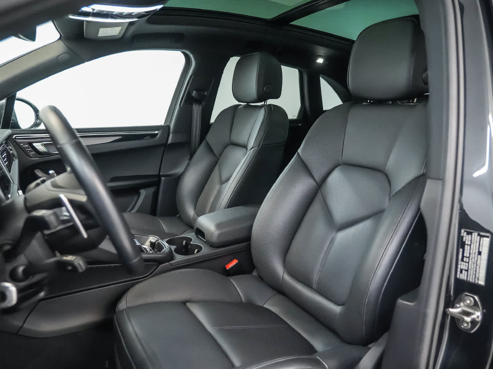 Certified 2023 Porsche Macan S AWD/4WD image 5