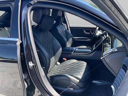 Used 2022 Mercedes-Benz S 580 4MATIC Sedan w/ AMG Line Package image 9
