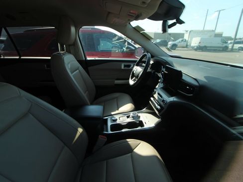 Used 2023 Ford Explorer XLT w/ Equipment Group 202A AWD/4WD image 19