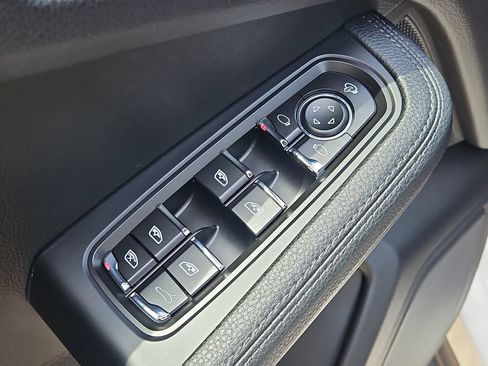 Certified 2026 Porsche Macan AWD/4WD image 30