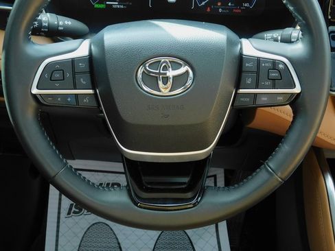 Used 2023 Toyota Highlander Platinum image 17