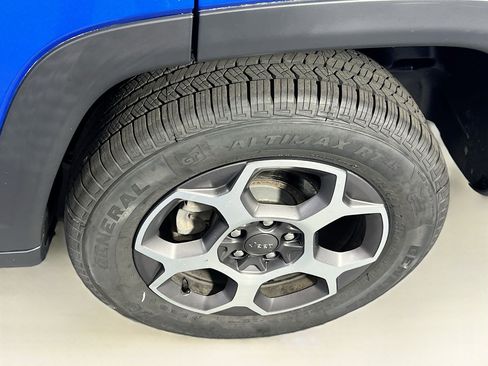 Used 2022 Jeep Compass Trailhawk w/ Trailhawk Elite Group image 28