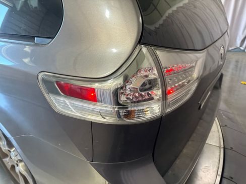 Used 2016 Toyota Sienna SE Premium FWD image 9