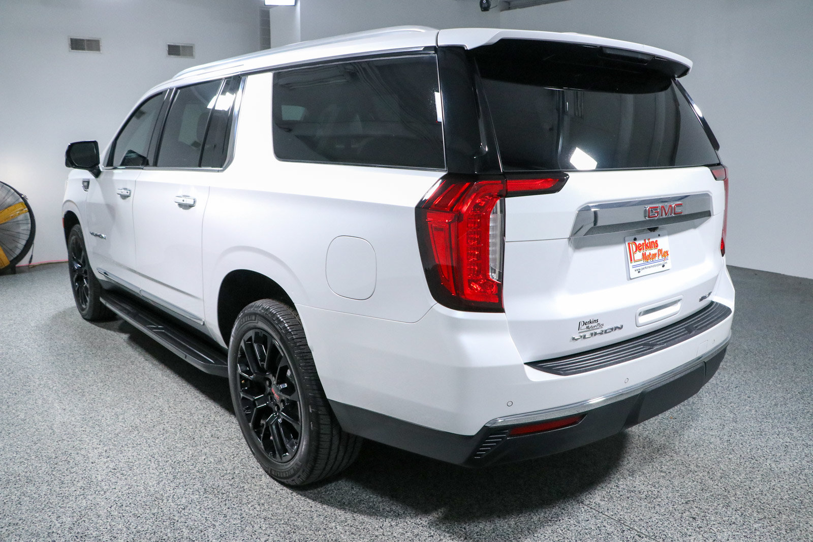Used 2022 GMC Yukon XL SLT w/ SLT Premium Package RWD image 9