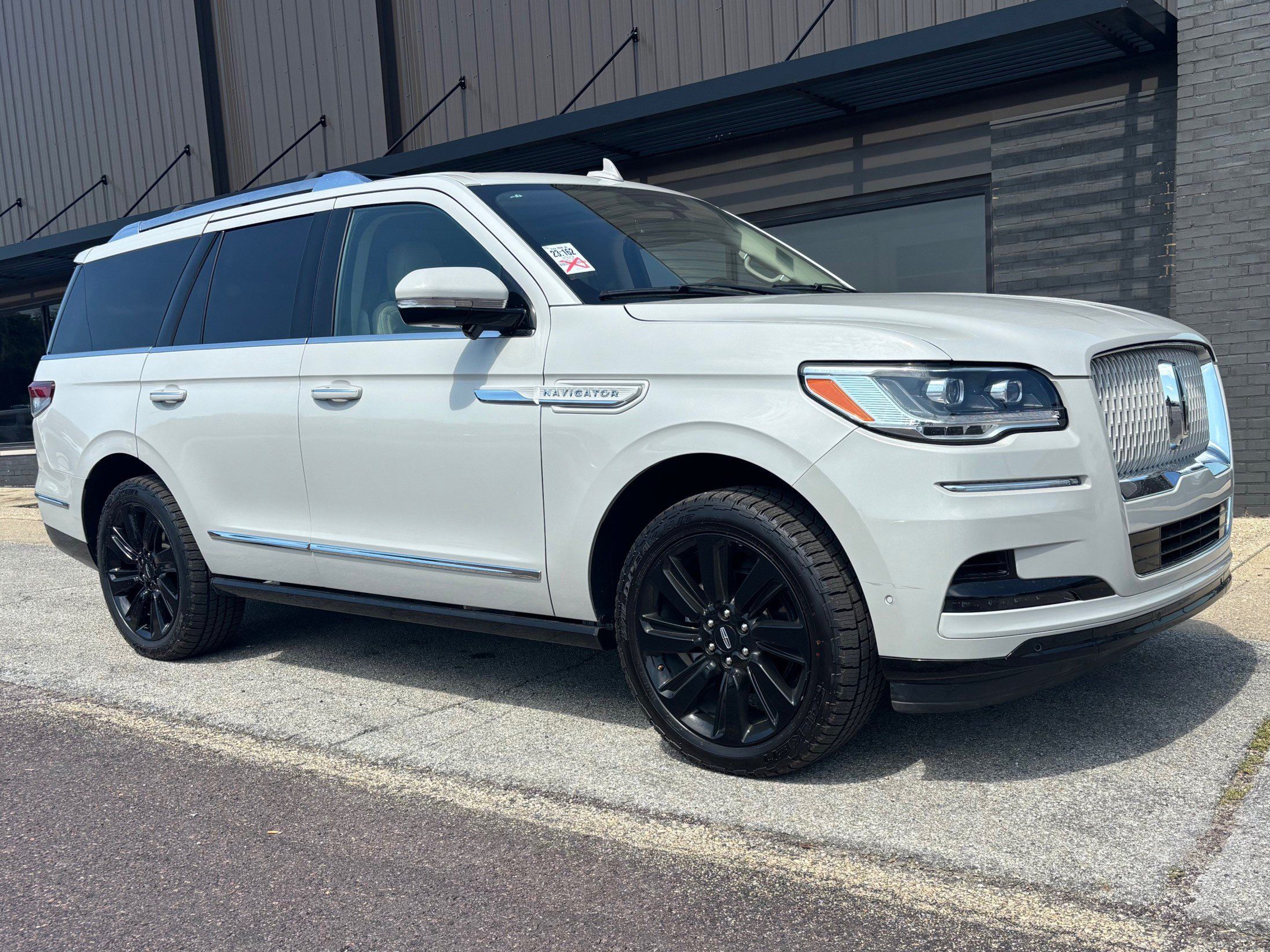 Used 2023 Lincoln Navigator Reserve AWD/4WD image 3