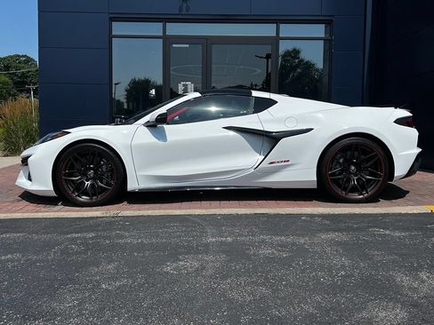 Used 2024 Chevrolet Corvette Z06 RWD image 3