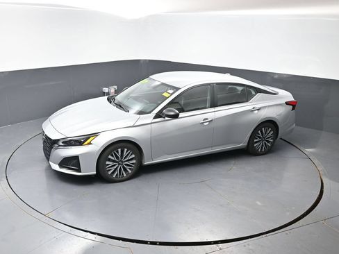 Used 2024 Nissan Altima 2.5 SV FWD image 43