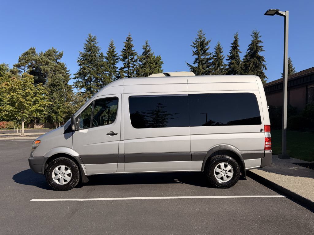 Used 2009 Freightliner Sprinter 2500 RWD image 4