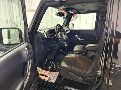 Used 2018 Jeep Wrangler Unlimited Sahara AWD/4WD image 7