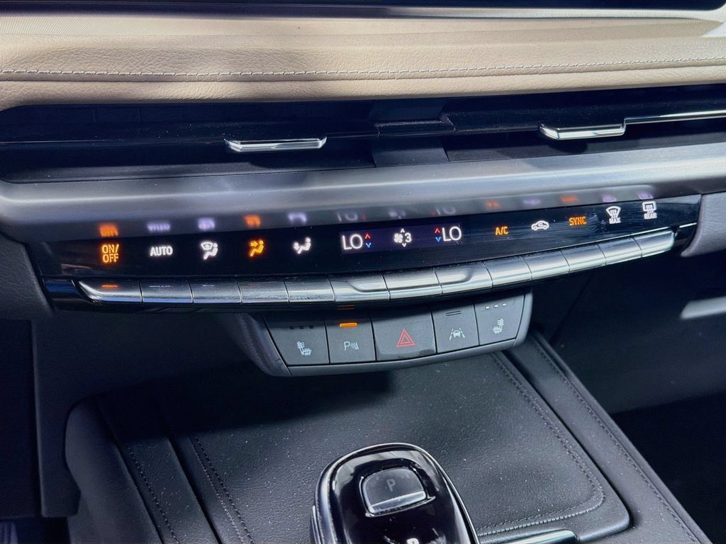 Used 2024 Cadillac XT4 Luxury AWD/4WD image 17