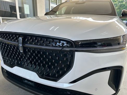 Used 2024 Lincoln Nautilus Reserve w/ Equipment Group 202A image 2