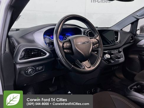 Used 2021 Chrysler Pacifica Touring w/ S Appearance Package FWD image 3
