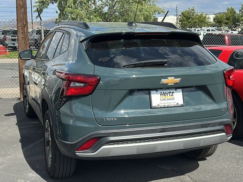 Used 2025 Chevrolet Trax LT FWD image 3