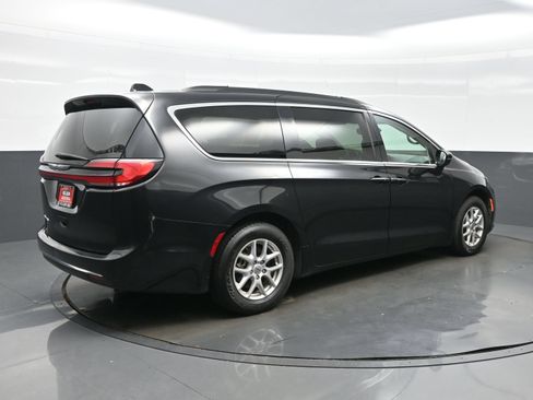 Used 2022 Chrysler Pacifica Touring-L FWD image 6
