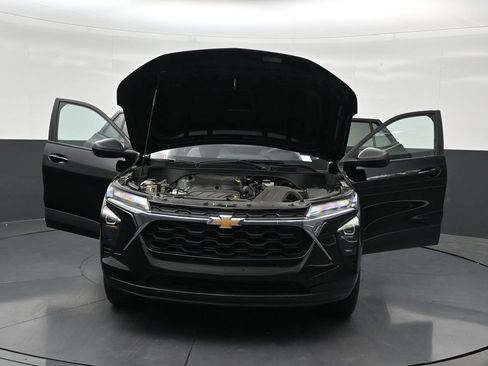 Used 2024 Chevrolet Trax LS FWD image 36