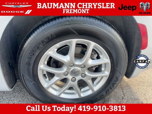 Used 2024 Chrysler Pacifica Touring-L image 28