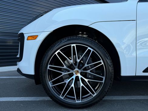 Certified 2026 Porsche Macan AWD/4WD image 11