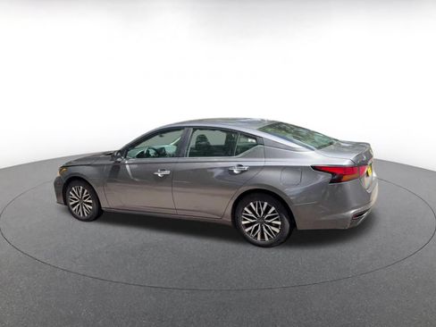 Used 2025 Nissan Altima 2.5 SV FWD image 10