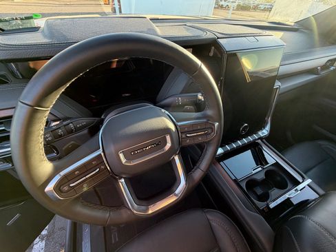 Used 2025 GMC Yukon XL Denali AWD/4WD image 6